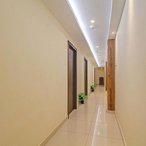 Super Townhouse Centre Point Inn Near Esplanade Metro Station